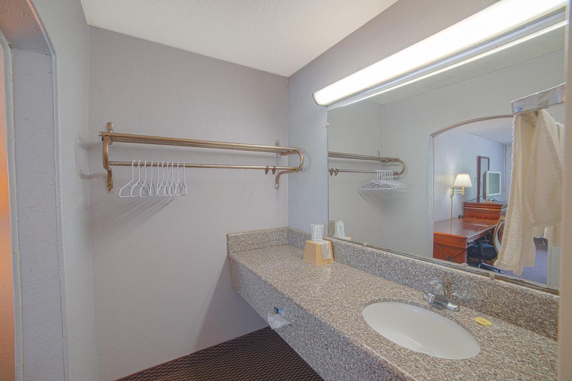 Masters Inn Selma Smithfield I-95 By Oyo ภายนอก รูปภาพ